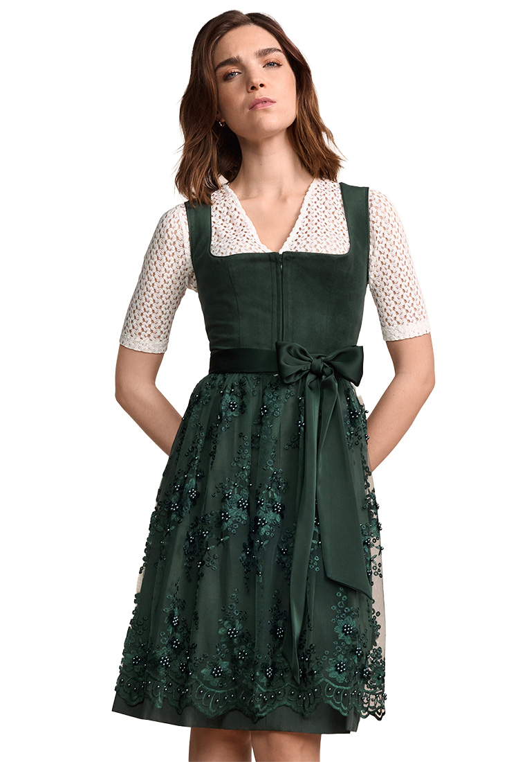 Frontansicht eines Krüger Dirndl Lovira in Dunkelgrün. Das Kleid ist mit Perlen und Stickereien verziert und hat eine Schnürung vorne.