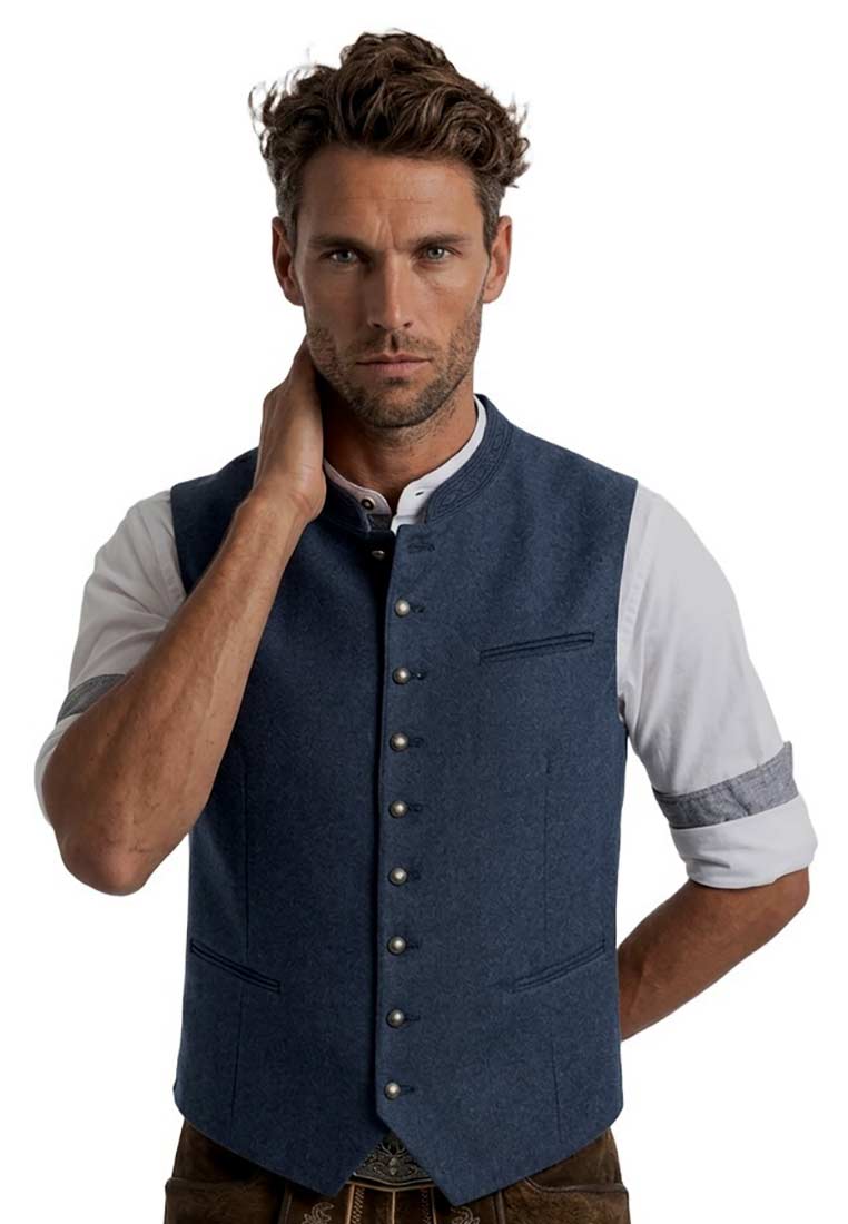 Maddox Trachtenweste Altensee blau, Frontansicht einer blauen Trachtenweste mit Knopfleiste und Brusttasche, klassisch geschnitten.