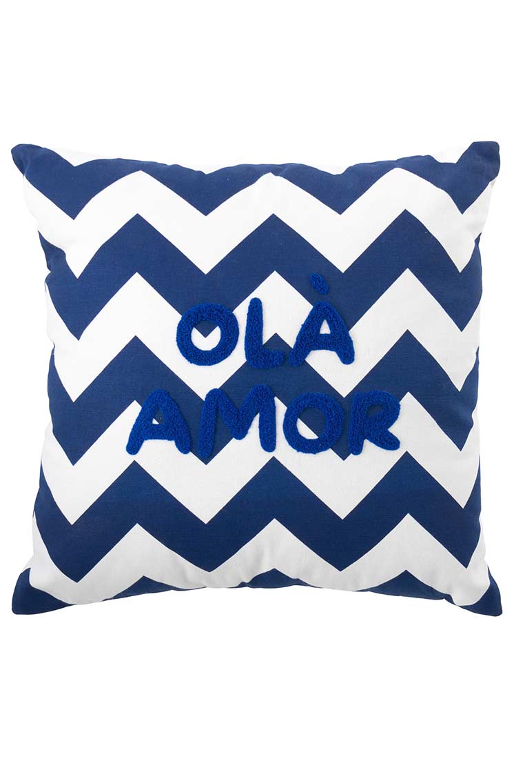 J-LINE Kissen Ola Amor blaue Schrift, Frontansicht. Blau-weißes Zickzackmuster mit blauen Buchstaben.