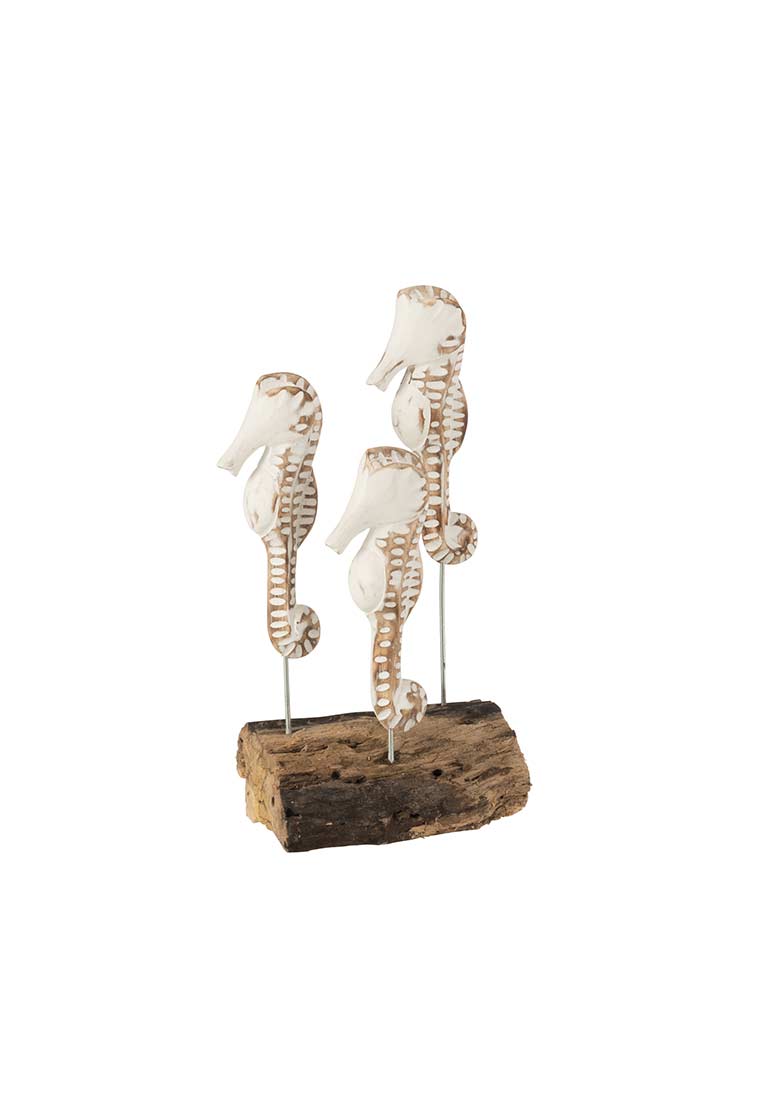 J-LINE Seepferdchen auf Holzfuss, Frontansicht. Dekoration in Hellbraun und Weiss auf einem Holzsockel mit drei Seepferdchen-Figuren.