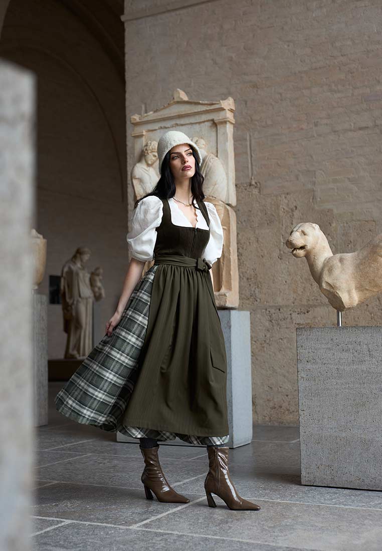 Madame Marie Dirndl Cyna tanne 75 cm in dunkelgrün, Frontansicht. Das Dirndl hat einen Reißverschluss vorne und eine aufgesetzte Tasche.
