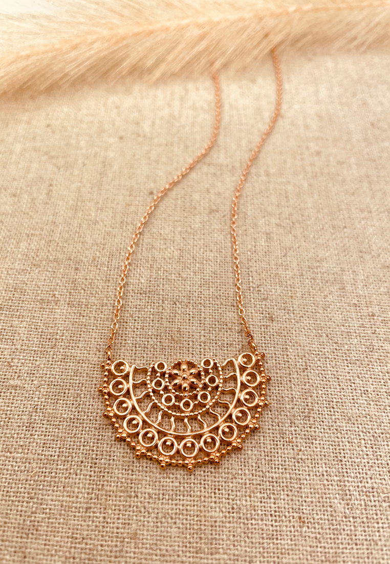 Rosegoldkette mit halbrundem Amulett Rosegoldkette mit halbrundem Amulett