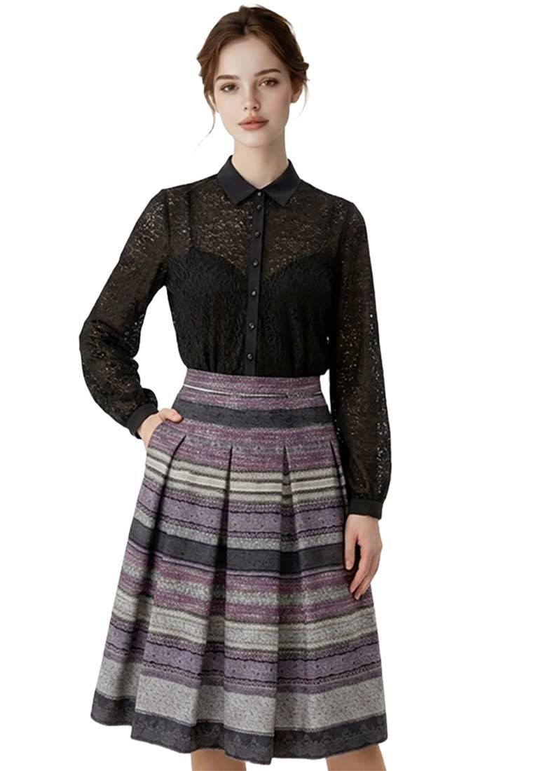 Wenger Trachtenrock Samantha Frontansicht in Lila mit Streifenmuster und Falten. Der Rock hat seitliche Taschen.