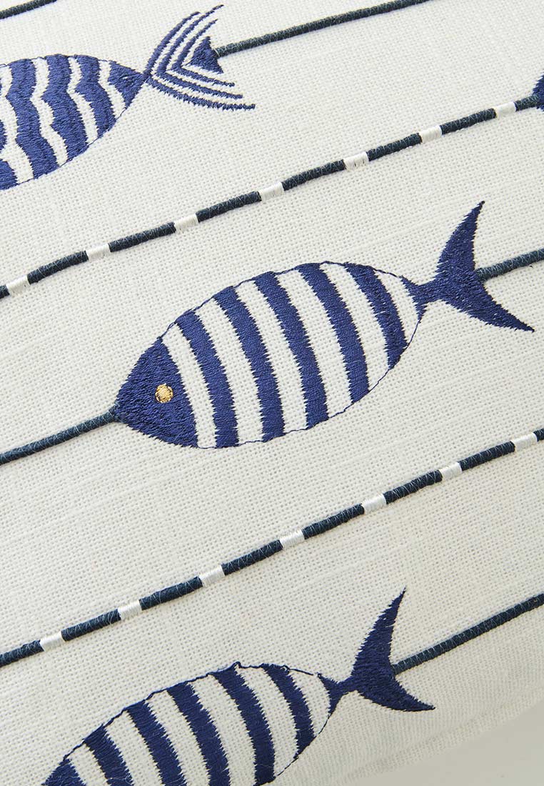 J-LINE Kissen Fisch weiss blau, Frontansicht mit gestreiftem Fischmuster und blauen und weissen Linien, gestickte Details.