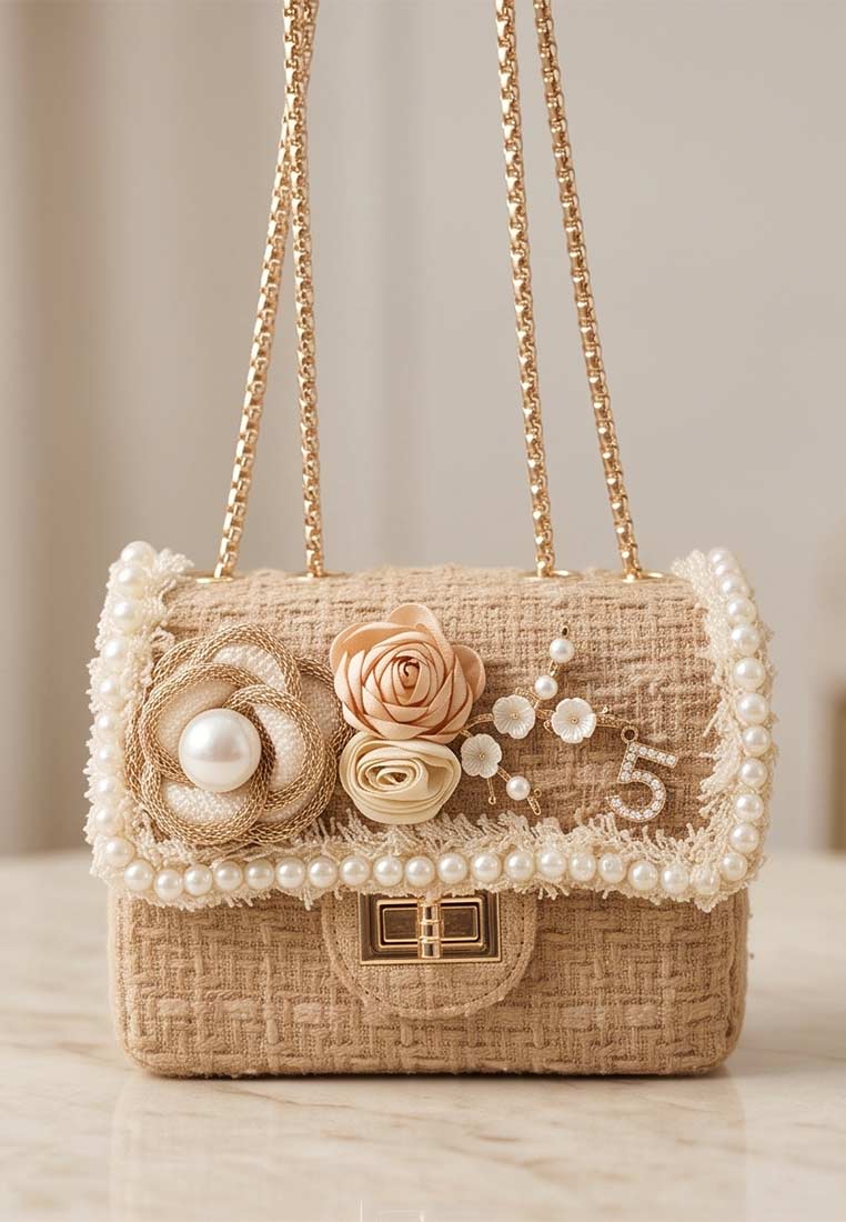 Frontansicht einer Schmuckzauber Tweed Trachtentasche Glamour Romantik in Beige, verziert mit Perlen und Blumenapplikationen.