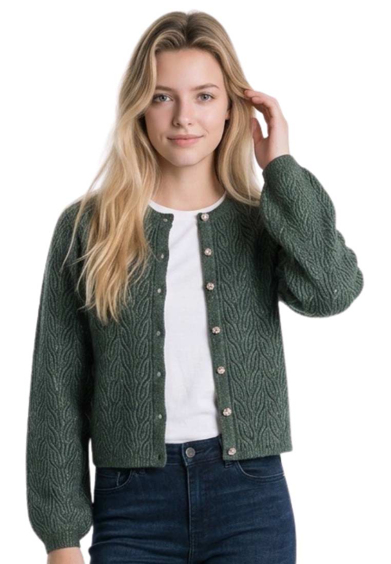 Madame Marie Trachtenstrickjacke Avenara Grün im Frontansicht, mit Knopfleiste und strukturiertem Muster.