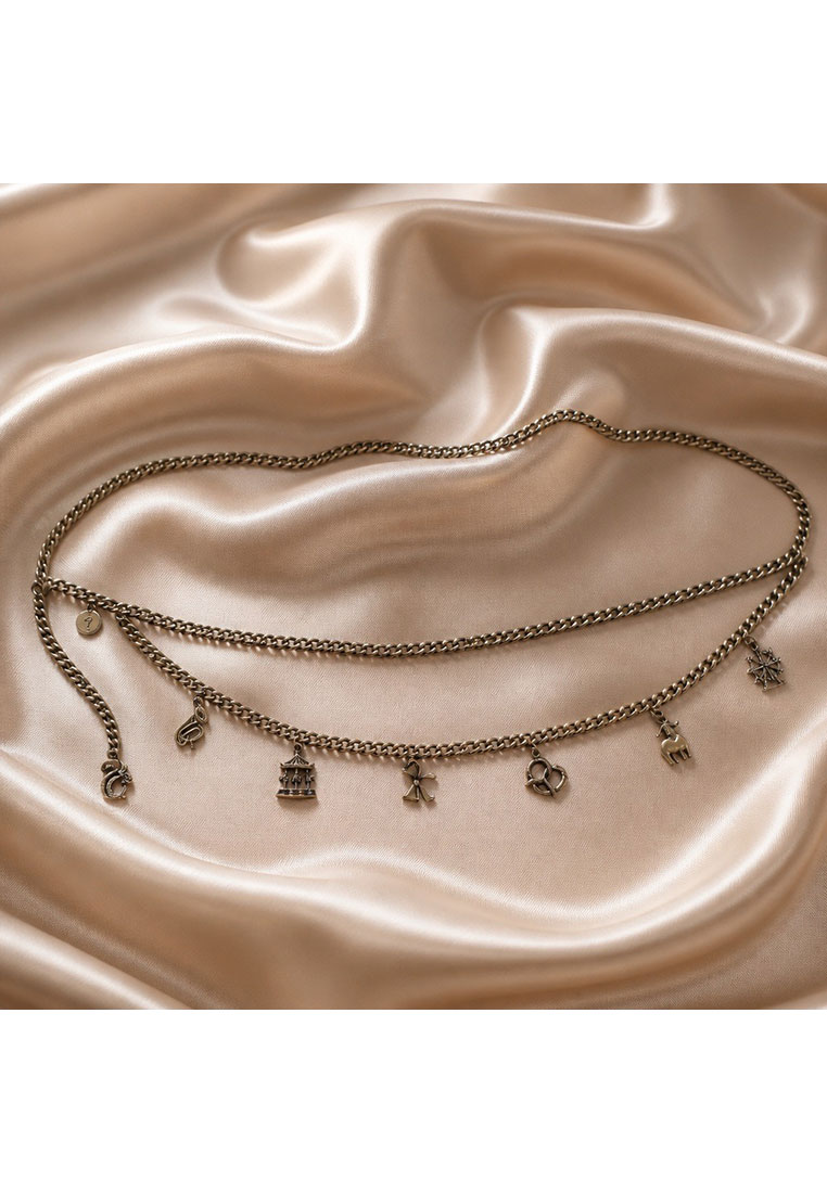 MarJo Trachten Dirndl Schürzenkette altgold, Frontansicht. Die Kette hat eine altgoldene Farbe und ist mit verschiedenen Anhängern versehen.