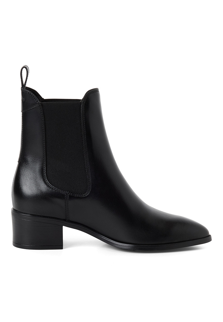 Tamaris Stiefelette Lory schwarz, Seitenansicht. Diese stilvolle schwarze Stiefelette hat einen elastischen Einsatz an der Seite und einen Blockabsatz.