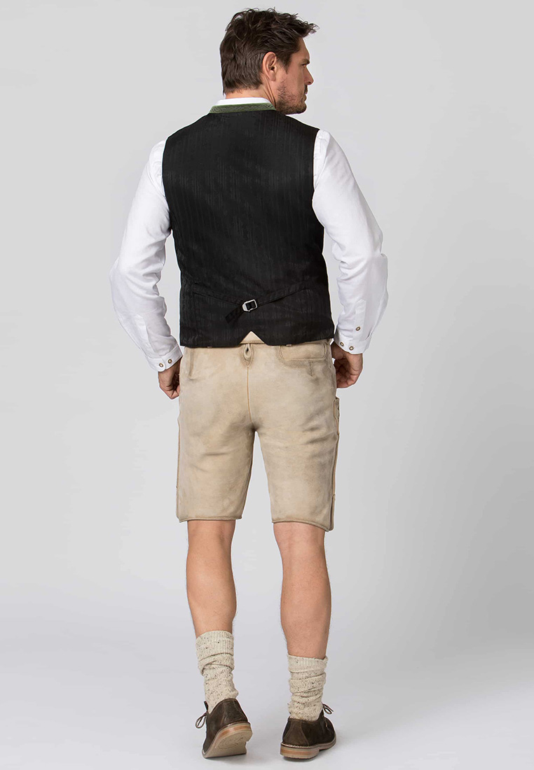 Stockerpoint Trachtenweste Fabricio moosgrün: Rückansicht einer eleganten schwarzen Weste mit dezentem Muster, kombiniert mit Lederhose.