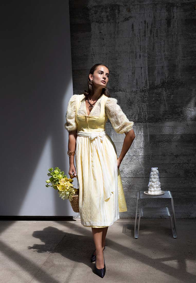 Madame Marie Dirndlbluse Kühbach gelb Frontansicht. Elegante gelbe Dirndlbluse mit Puffärmeln und einem Bindegürtel.