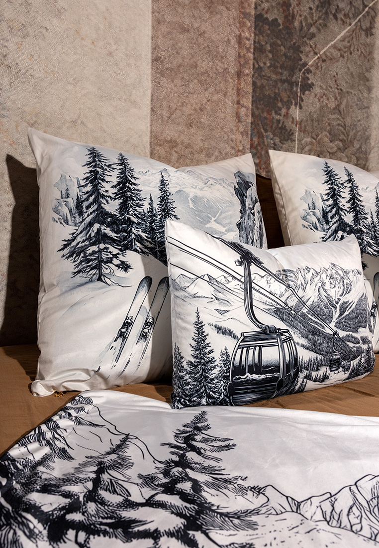 Pôdevache Chalet Chic Impression mit Wintermotiv-Kissen in Schwarz-Weiss, kombinierte Bergpiste- und Gondelbahn-Designs für alpines Wohnambiente.