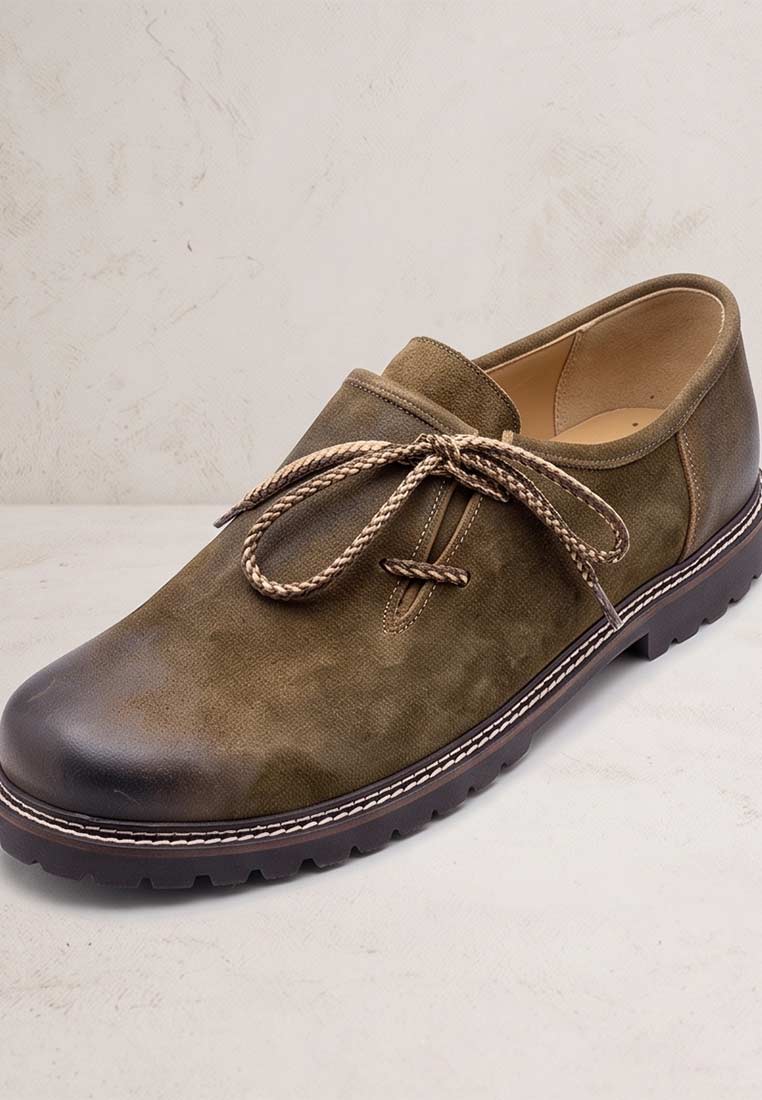 Maddox Trachten Haferlschuhe in Braun, Seitenansicht, mit Schnürung und robuster Sohle.