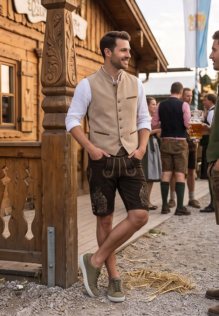 Gweih&Silk Lederhose Jerry dunkelbraun Herren. Frontansicht der kurzen Lederhose in Dunkelbraun mit traditionellen Stickereien und sichtbaren Knöpfen.