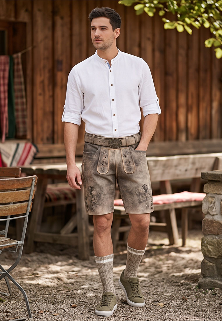 Maddox Lederhose Haldensee Buche Herren Trachtenhose in Braun, Frontansicht mit seitlichen Taschen und Schnallen.