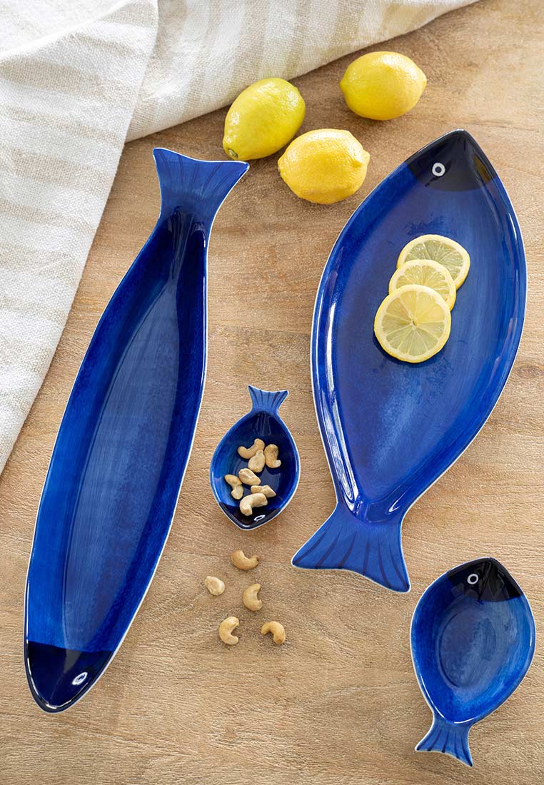 J-LINE Schale Fisch gross Blau, Frontansicht. Hochwertige Keramikschale in Blau, geformt wie ein Fisch, mit Augen und detailliertem Schwanz. Dekorative Schale für Snacks oder Dekoration.