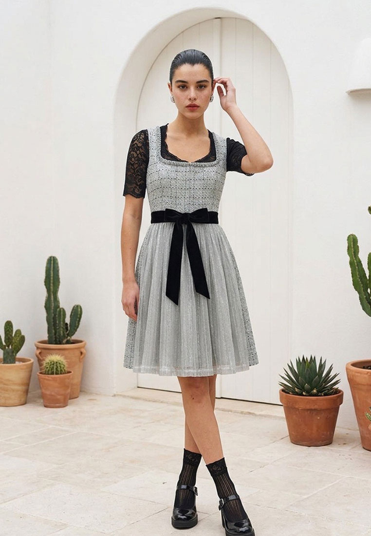 Bergweiss Dirndl Shanel in Salbeigrün, Frontansicht eines Damen-Dirndls mit schwarzem Samtband in der Taille und Spitzenbesatz an den Ärmeln.