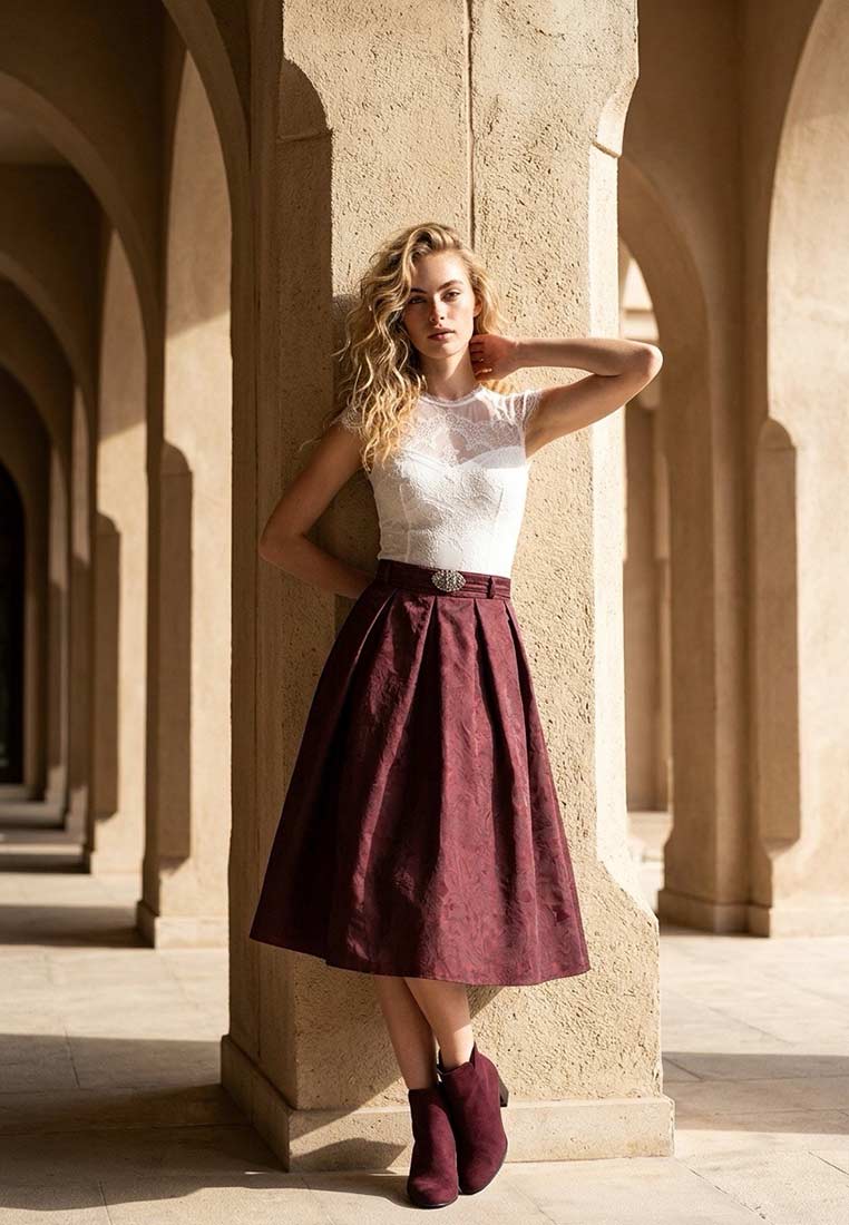Marjo Trachtenrock Marquartstein bordeaux, 70 cm: Frontansicht des eleganten, bordeauxfarbenen Trachtenrocks mit einem sichtbaren Bund und Gürtelschlaufen.