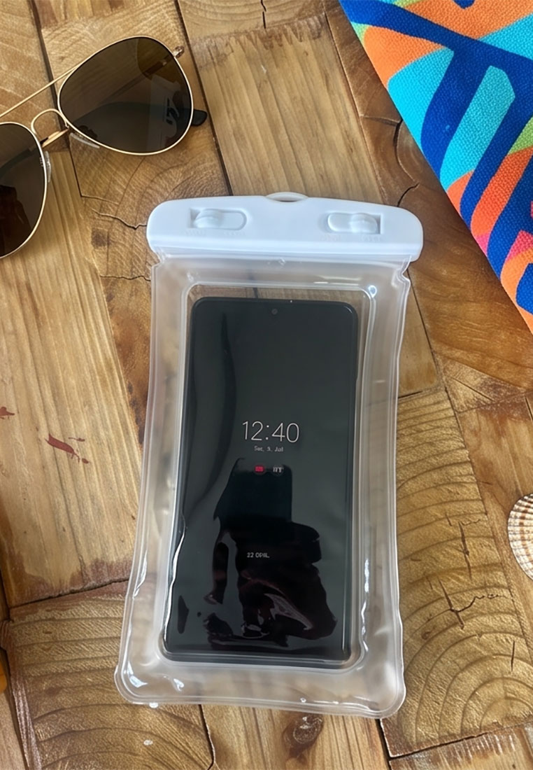 Home sweet Home Wasserdichte Handyhülle Frontansicht in Weiß mit verschlossenem Deckel und schwarzem Smartphone. Dieses Zubehör schützt Ihr Handy.