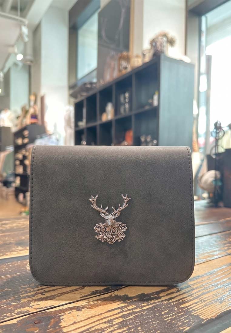 PAN Lederwaren Trachtentasche Eluisa dunkelgrau, Frontansicht. Die Tasche ist dunkelgrau und verfügt über eine aufgesetzte Hirsch-Applikation.