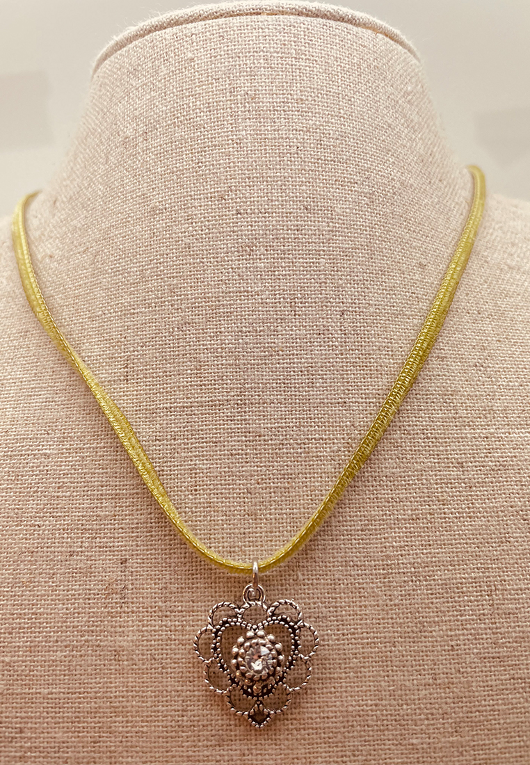 Niara Samtkordel mit Herzanhänger und Swarovskisteinen oliv Niara Samtkordel mit Herzanhänger und Swarovskisteinen oliv