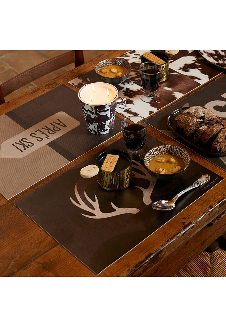 Pôdevache Vinyl Tischset Geweih 6er Set in Braun, gedeckter Tisch mit dekorativem Geweihmotiv, stimmungsvolle Chalet Chic Tischszene.