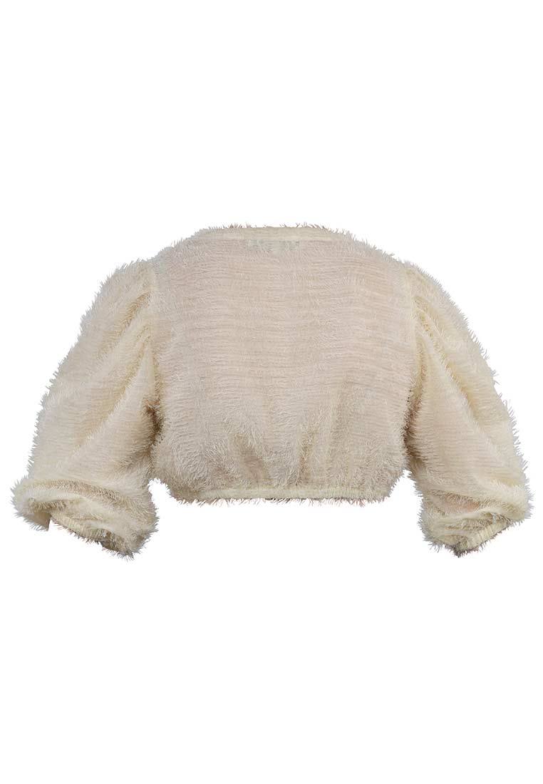 Rückansicht der Madame Marie Dirndlbluse Kühbach in Beige, ein kurzes, flauschiges Oberteil mit weiten Ärmeln und gerundetem Saum.