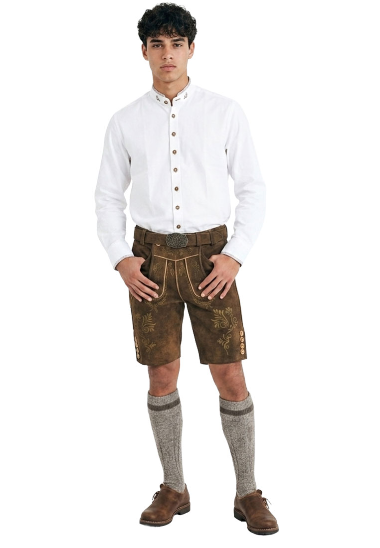 Frontansicht der Maddox Lederhose Bregenz in Braun, mit charakteristischem Hosenlatz, Bund und seitlichen Knöpfen. Die Hose zeigt dezente Stickereien.