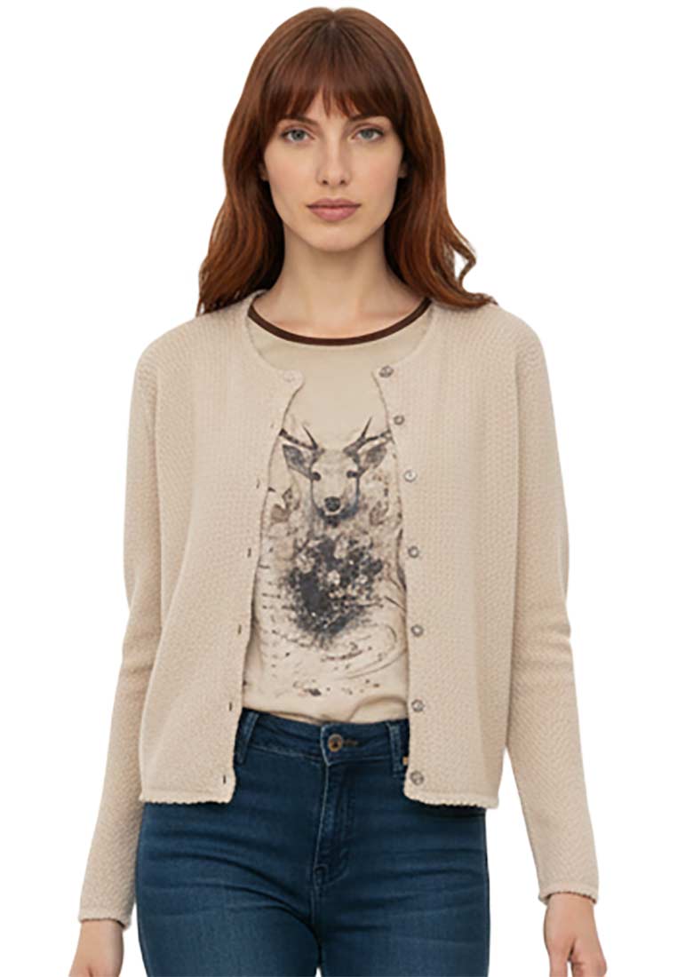 Marjo Trachtenstrickjacke Vilseck taupe in Frontansicht, aus taupefarbenem Strickmaterial mit Knopfleiste und Rundhalsausschnitt.