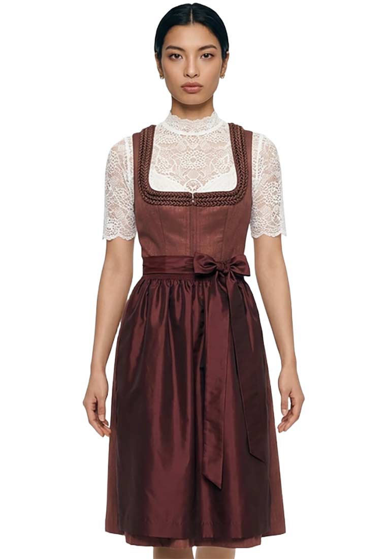 Trachten Deiser Dirndl Ria in Bordeauxrot, Frontansicht. Das Dirndl hat eine bordeauxrote Schürze und eine bordeauxrote Schnürung am Ausschnitt.
