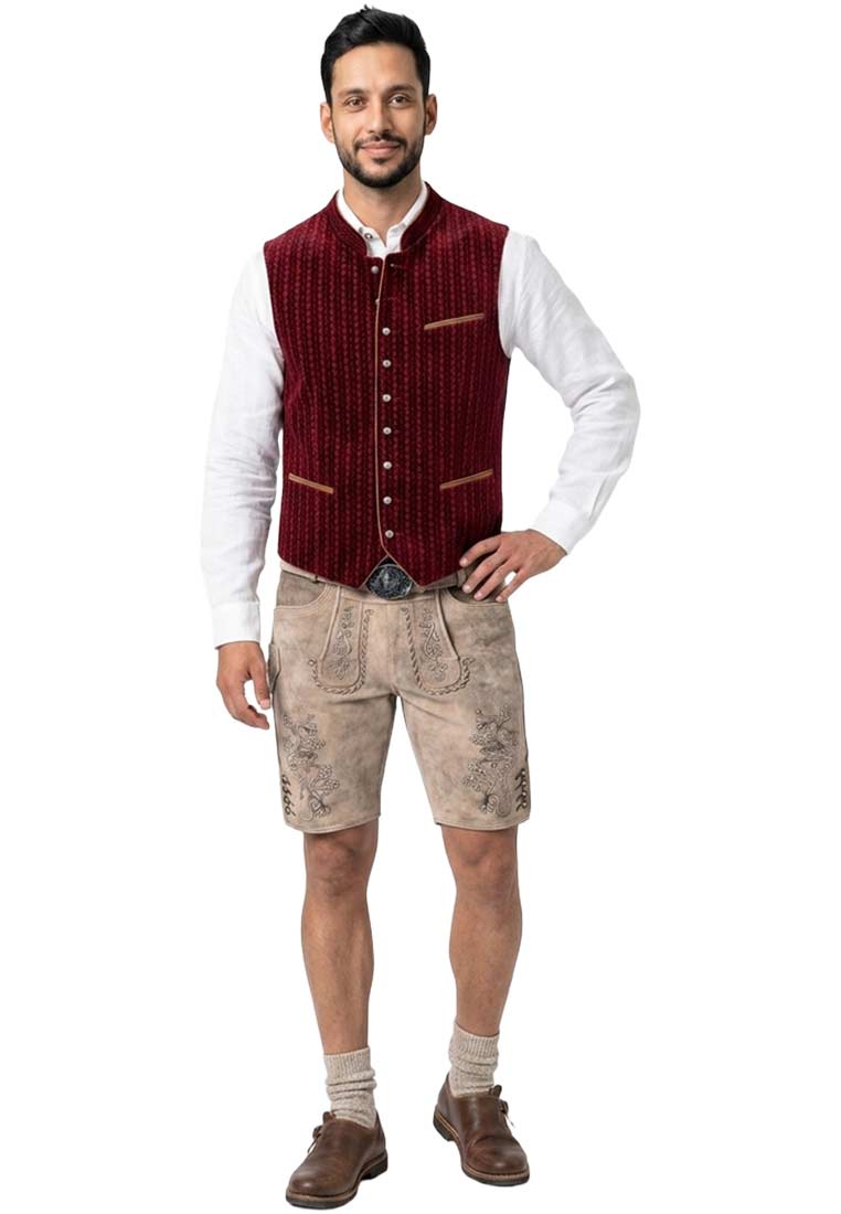 Maddox Trachtenweste Edgar Samt in Bordeauxrot, Herren, Frontansicht. Die Weste hat eine Knopfleiste und zwei Eingrifftaschen. Hohe Qualität und stilvolles Design.