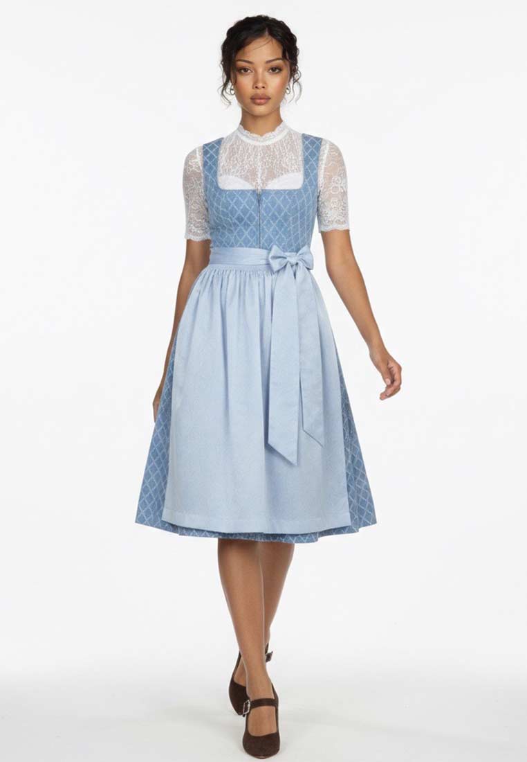 Marjo Dirndl Nebelberg himmelblau 70 cm Frontansicht, ein kurzärmeliges Dirndl in hellblau mit Rautenmuster und passender Schürze.