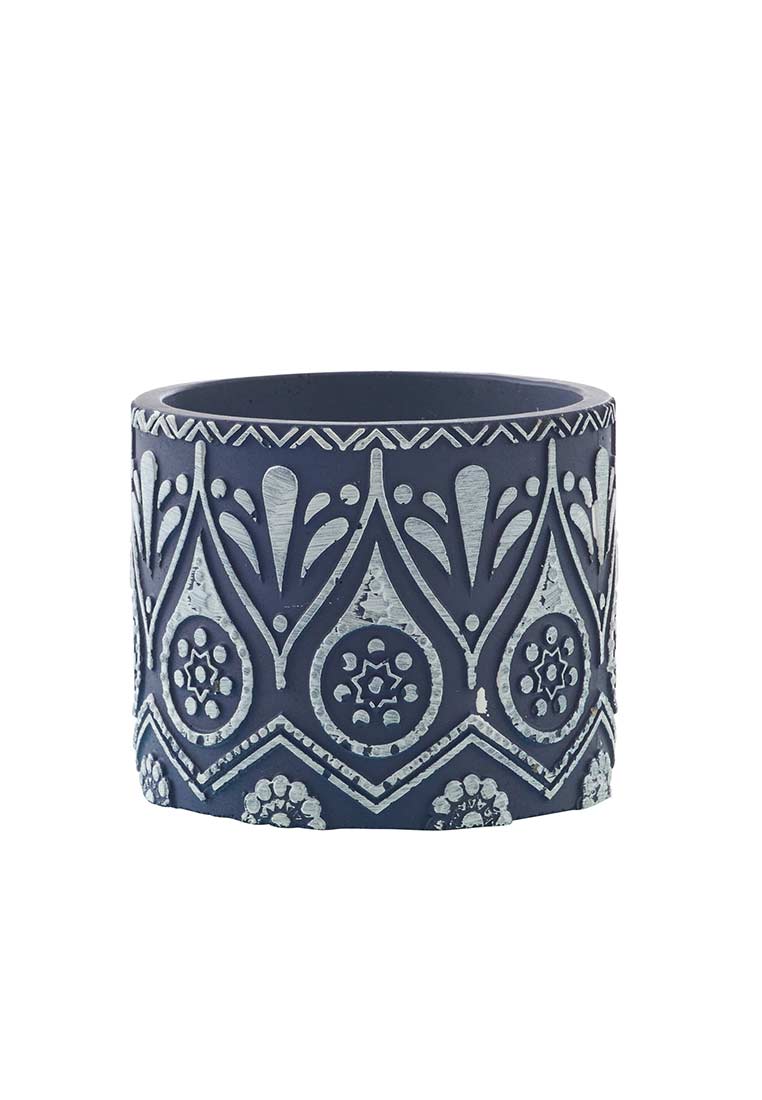 J-LINE Kerze Terracotta mit Muster in Blau und Weiss, Frontansicht. Der Kerzenhalter ist mit einem umlaufenden Muster verziert.