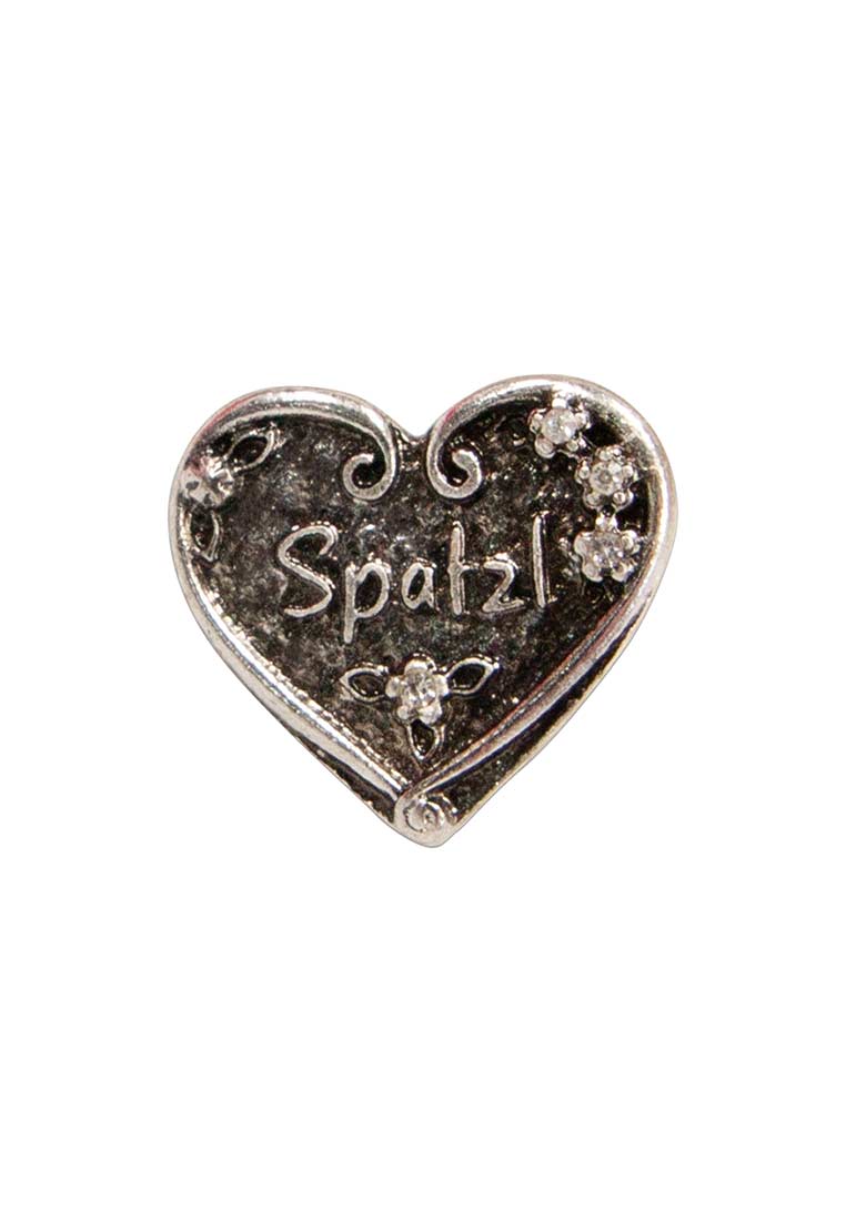 Alpenflüstern Ansteck Pin Herz Spatzl antik silbern. Frontansicht eines silberfarbenen Herz-Pins mit floralen Verzierungen und dem Schriftzug 'Spatzl'.