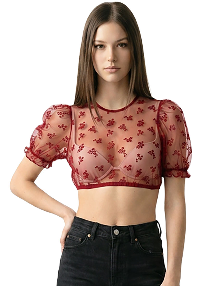Frontansicht der Krüger Dirndlbluse Henna in bordeauxrot, mit puffärmeln und allover Blumenmuster, aus transparentem Stoff.