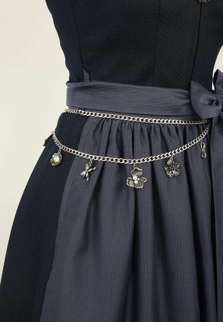MarJo Trachten Dirndl Schürzenkette Niederhof altsilber im Detail: Die Schürzenkette aus altsilberfarbenem Metall mit Anhängern wie Blumen und einer Figur ist vorne abgebildet.