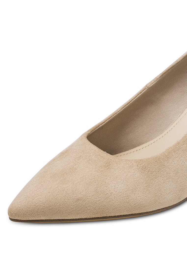 Tamaris Pumps Monique in Ivory: Detailansicht eines eleganten, spitz zulaufenden Schuhs aus hellem Wildleder mit sichtbarer Naht am Schuhkragen.