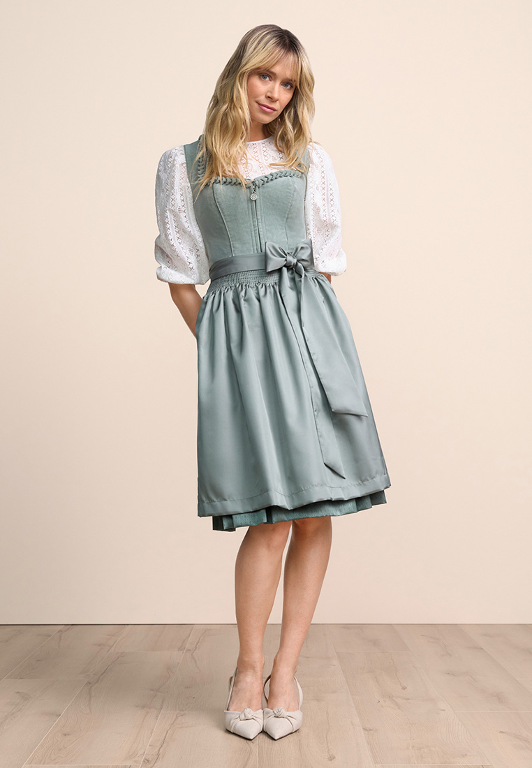Krüger Dirndl Ariella türkis 60cm: Frontansicht eines stilvollen Dirndls in sanftem Türkis mit moderner Passform und elegantem Schürzenband.