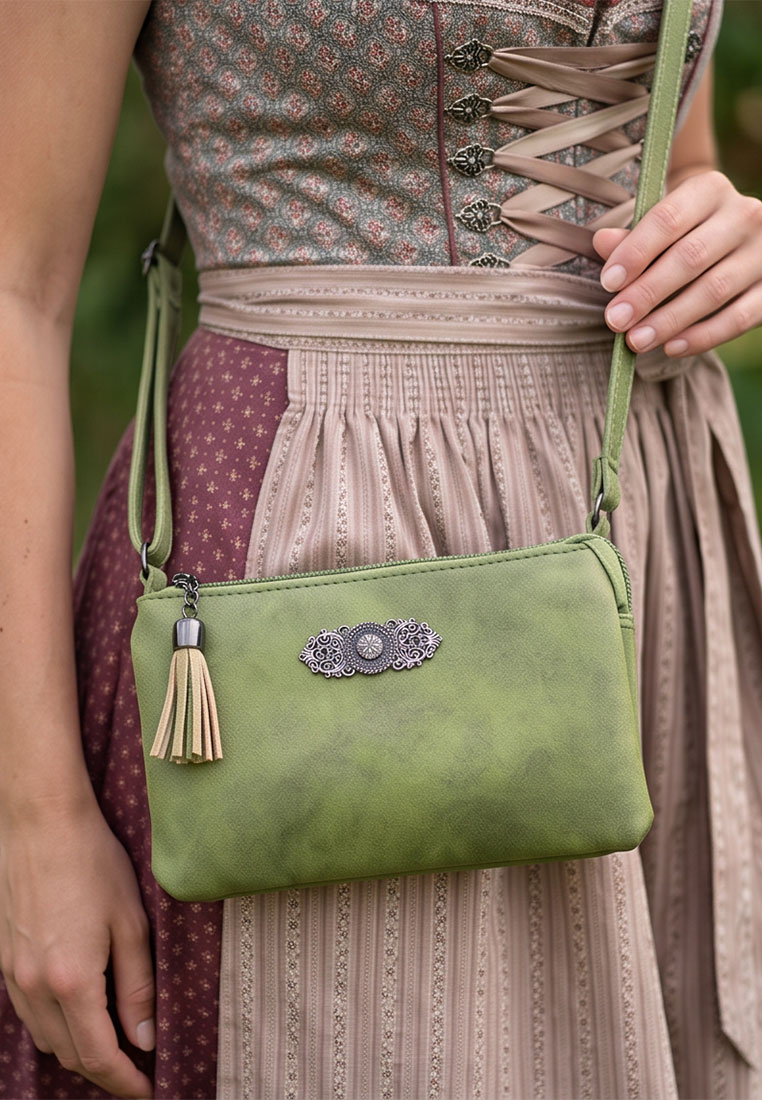 Taschenzauber Trachtentasche Marie oliv, Frontansicht der olivgrünen Tasche mit Reißverschluss und dekorativem Anhänger.
