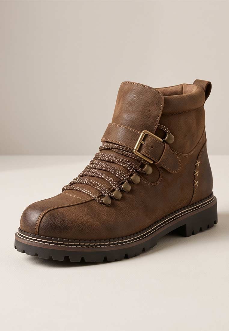 Stockerpoint Trachtenschuh Tiago in Braun. Frontansicht dieses Schuhs mit Schnürung und Schnalle. Klassisch und robust.