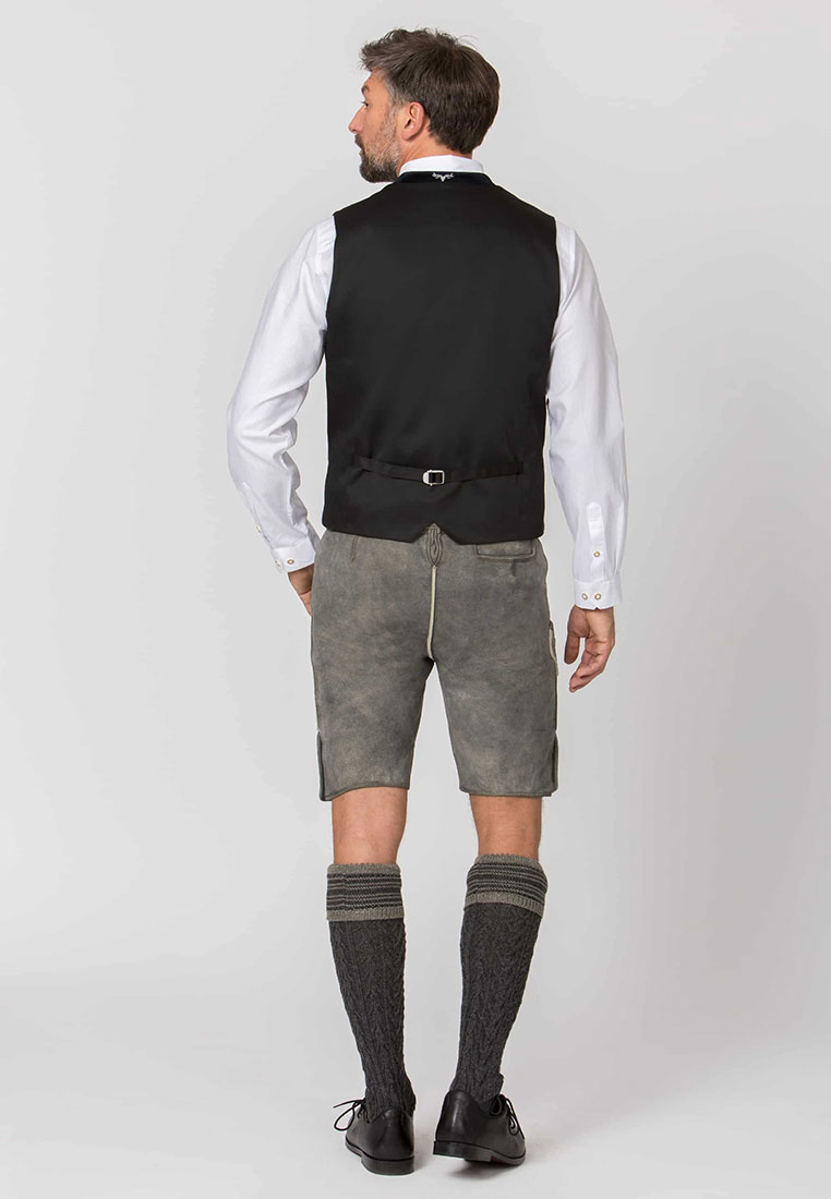 Stockerpoint Trachtenweste Placido dunkelblau, Rückansicht eines Mannes mit dunkler Weste, grauem Lederhosen und karierten Socken. Die Weste hat einen verstellbaren Riemen am Bund.