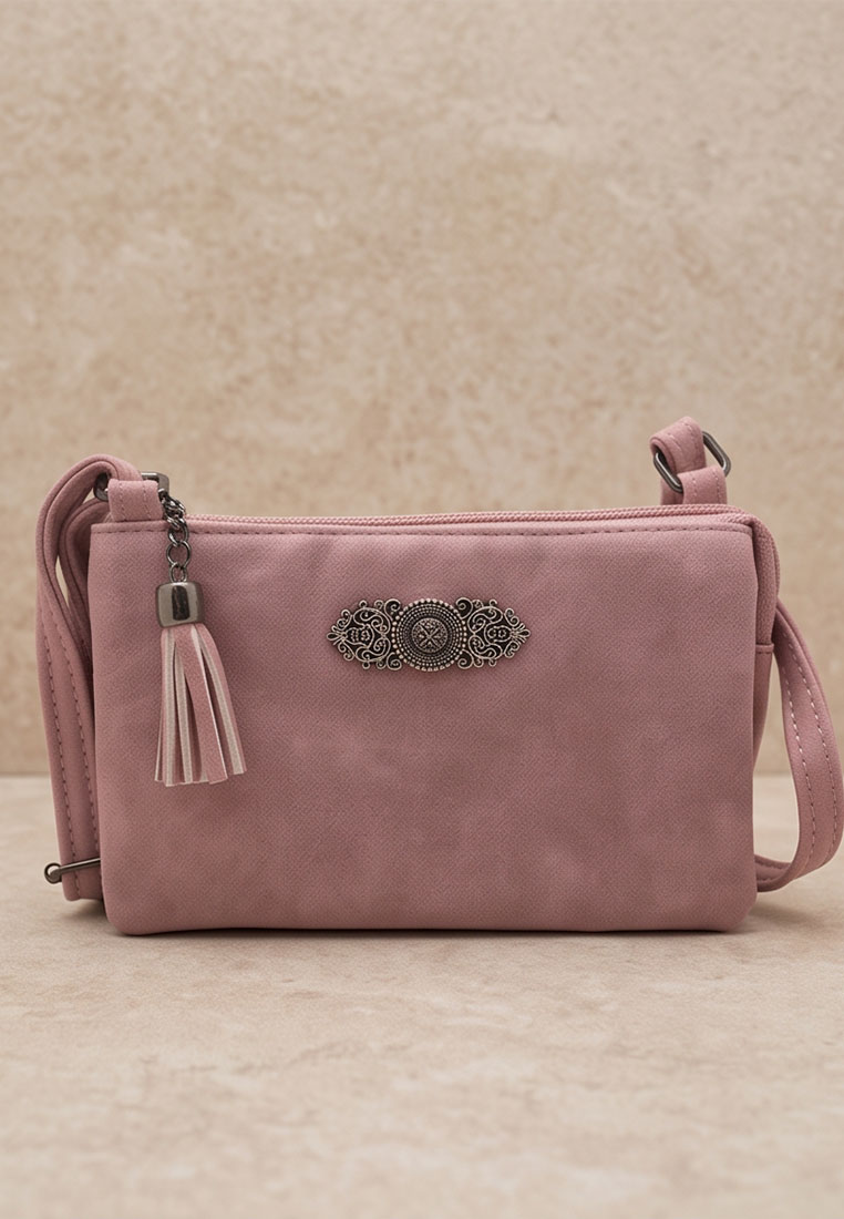 Taschenzauber Trachtentasche Marie rosa: Frontansicht einer stilvollen rosa Trachtentasche mit Reißverschluss, Anhänger und dekorativem Element auf der Vorderseite.