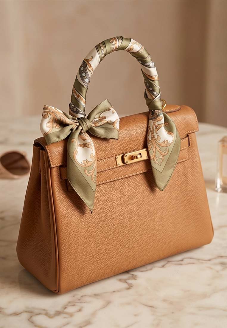 Schmuckzauber Nickituch Chains olive, Ansicht der Kette mit gebundenem Seidentuch und Metallverschluss an einer braunen Ledertasche.
