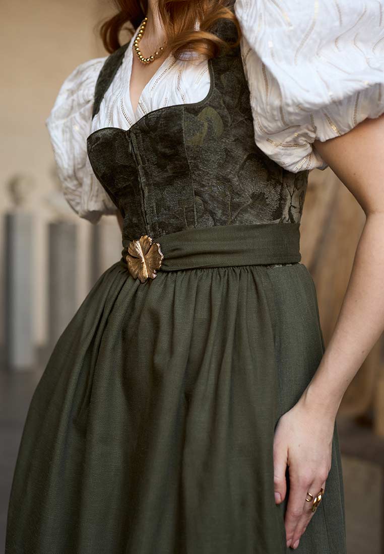 Madame Marie Dirndl Velirina Samt thymian 75 cm, Frontansicht in thymian mit Reissverschluss und schmalem Bund mit Blätterbrosche.