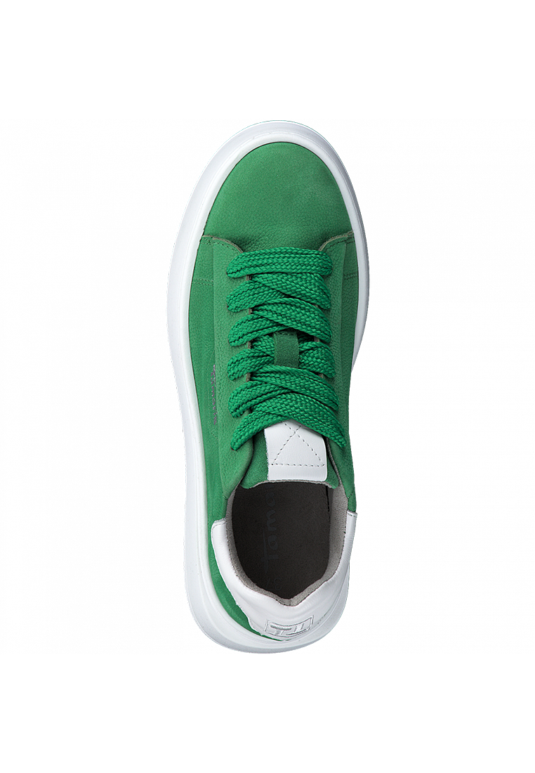 Tamaris Sneaker green, Frontansicht mit Schnürung und weißer Sohle, aus Leder und Wildleder gefertigt.