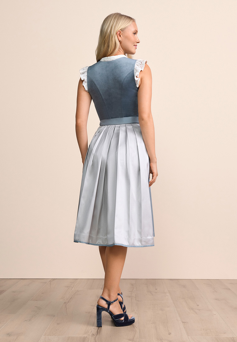 Rückansicht des Krüger Dirndl Yalara in Blau mit Faltenrock und einem breiten, farblich passenden Gürtel. Das Oberteil ist ärmellos mit zarten Rüschen am Kragen.