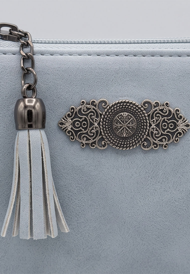 Taschenzauber Trachtentasche Marie hellblau mit Quaste und Zierelement im Detail, hellblaue Frontansicht.