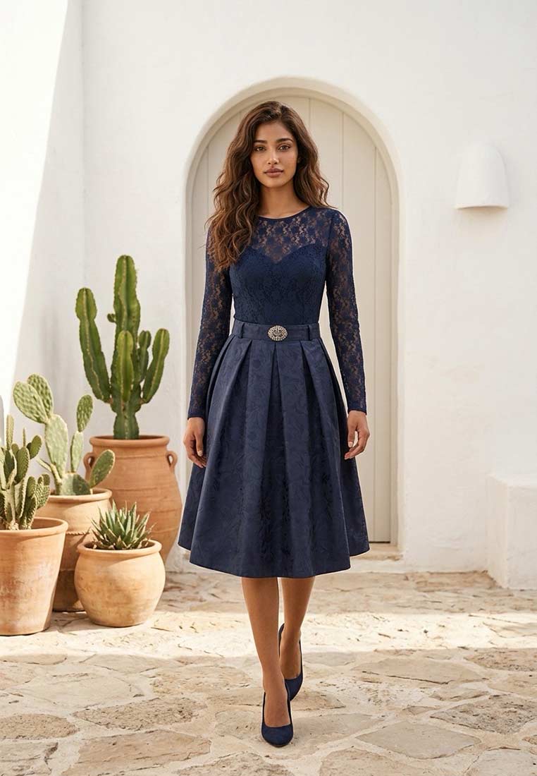 Marjo Body Helma Dalinda dunkelblau im Ganzkörper-Frontansicht, das dunkelblaue Kleid hat einen Spitzenoberteil und einen Faltenrock, mit einem detaillierten Gürtel auf der Taille.