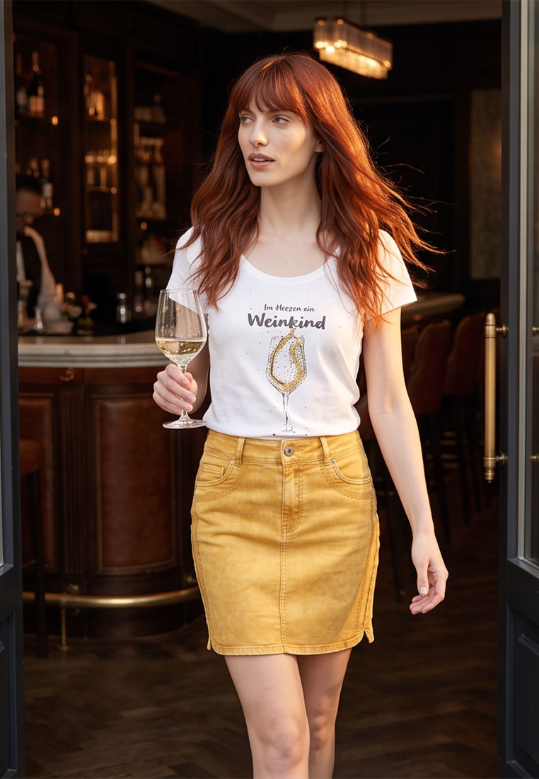 Hangowear Damenshirt Weissweinkind, Frontansicht, weiß mit Druck, kurzärmlig, mit Rundhalsausschnitt. Stilvolles Shirt für Damen.