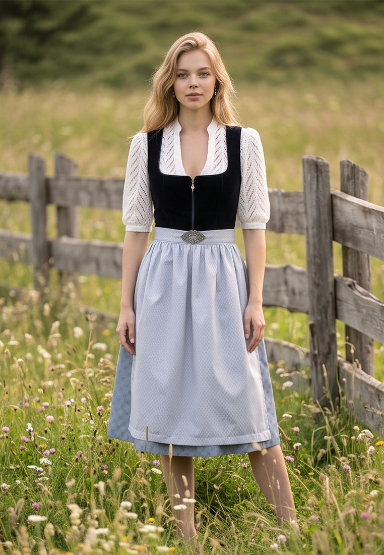 Frontansicht eines MarJo Trachten Dirndl Grafling marine 65cm in Hellblau und Schwarz mit Reißverschluss und silbernem Schmuckdetail.