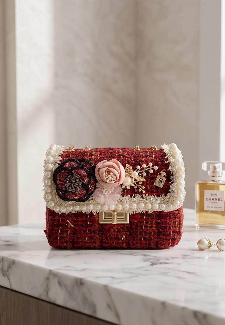 Schmuckzauber Tweed Trachtentasche Glamour rost, Frontansicht in Rot mit Perlenbesatz und floralen Applikationen, goldfarbenem Verschluss und Tweed-Struktur.